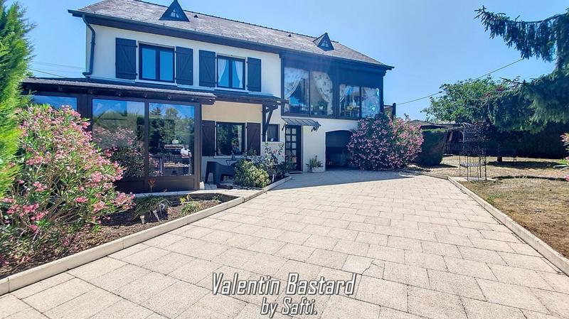 Maison - 213 m² - 8 pièces