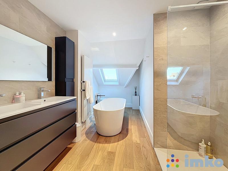 Maison - 250 m² - 5 pièces