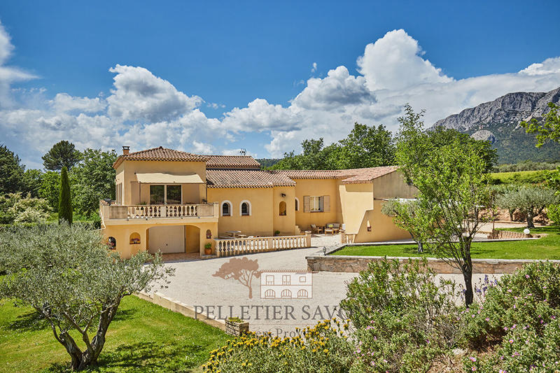 Maison - 220 m² - 7 pièces