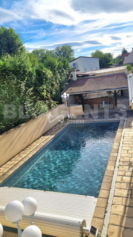 Maison - 295 m² - 9 pièces