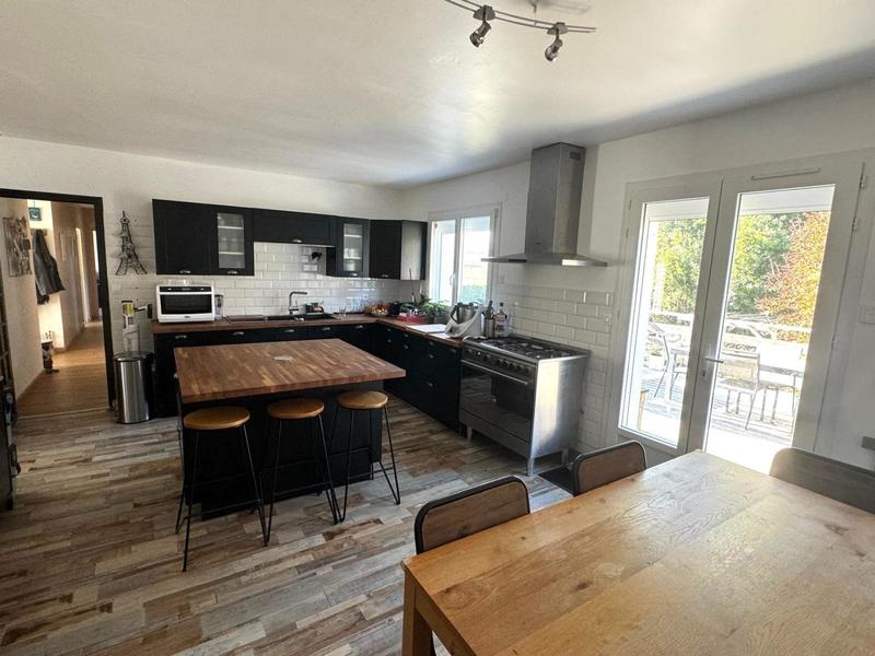 Maison - 219 m² - 9 pièces