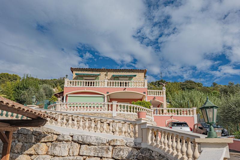 Maison - 205 m² - 6 pièces