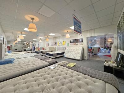 Magasins - 1 930 m²