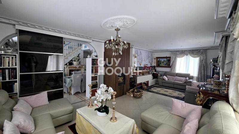 Maison - 275 m² - 12 pièces