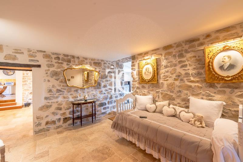 Maison - 397 m² - 12 pièces