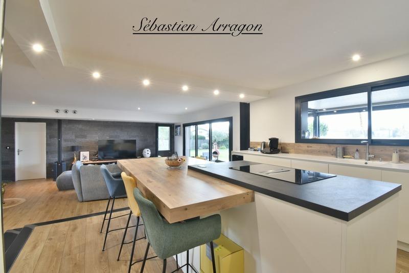 Maison - 212 m² - 6 pièces