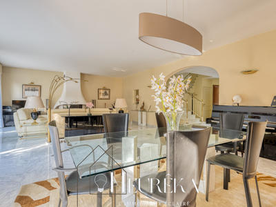 Maison - 320 m² - 8 pièces