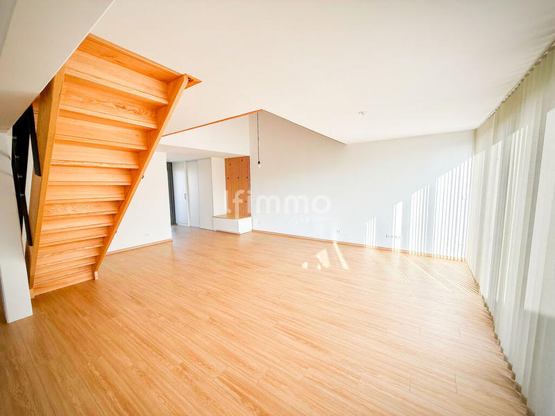 Loft - 121 m² - 5 pièces