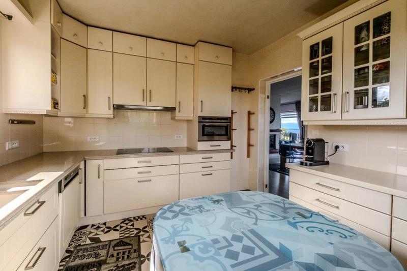 Propriété - 216 m² - 9 pièces