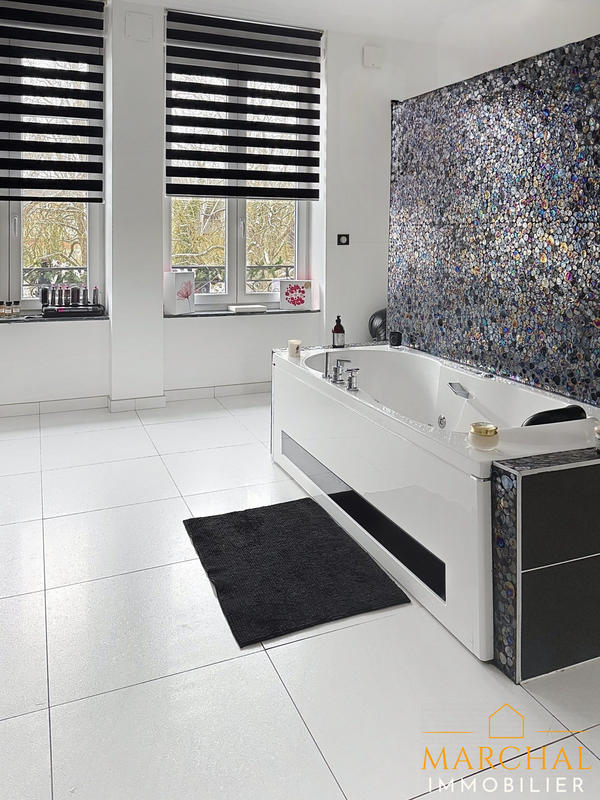 Maison - 270 m² - 12 pièces