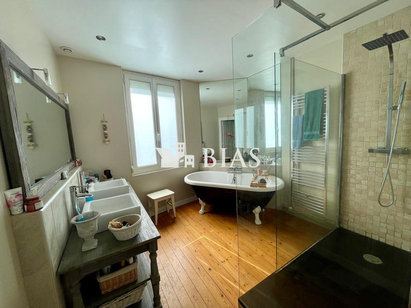 Maison - 236 m² - 7 pièces