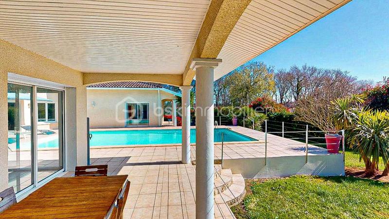 Propriété - 375 m² - 11 pièces