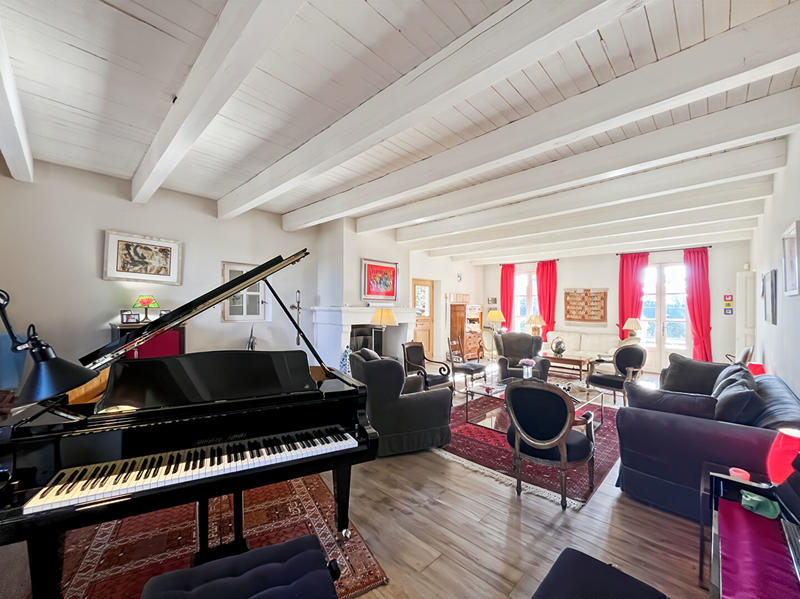 Maison - 335 m² - 9 pièces