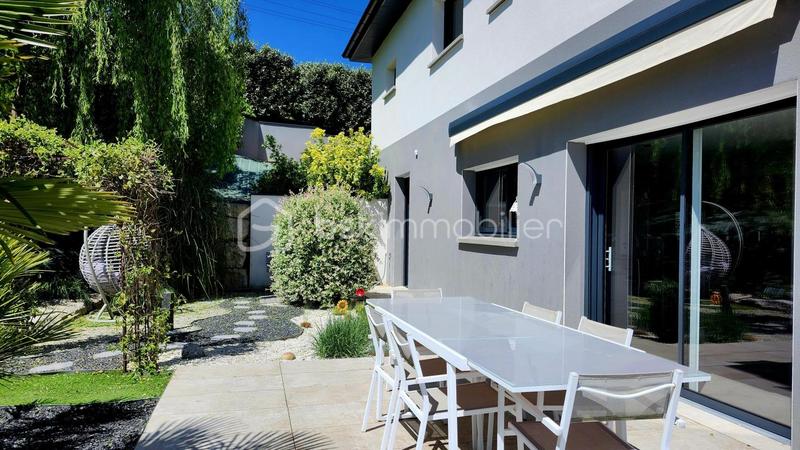 Maison - 202 m² - 7 pièces