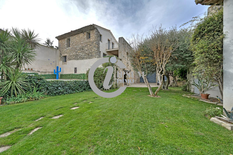 Maison - 303 m² - 6 pièces