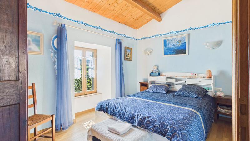 Maison - 240 m² - 8 pièces