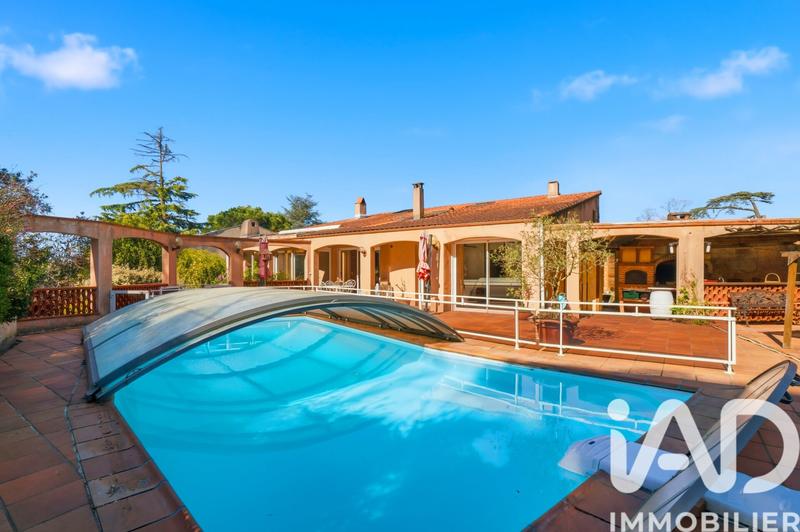 Maison - 328 m² - 10 pièces