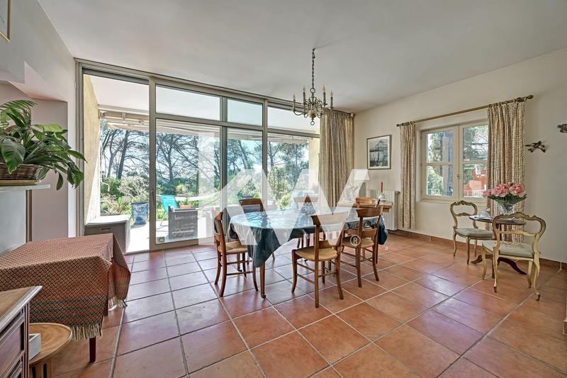 Maison - 285 m² - 8 pièces