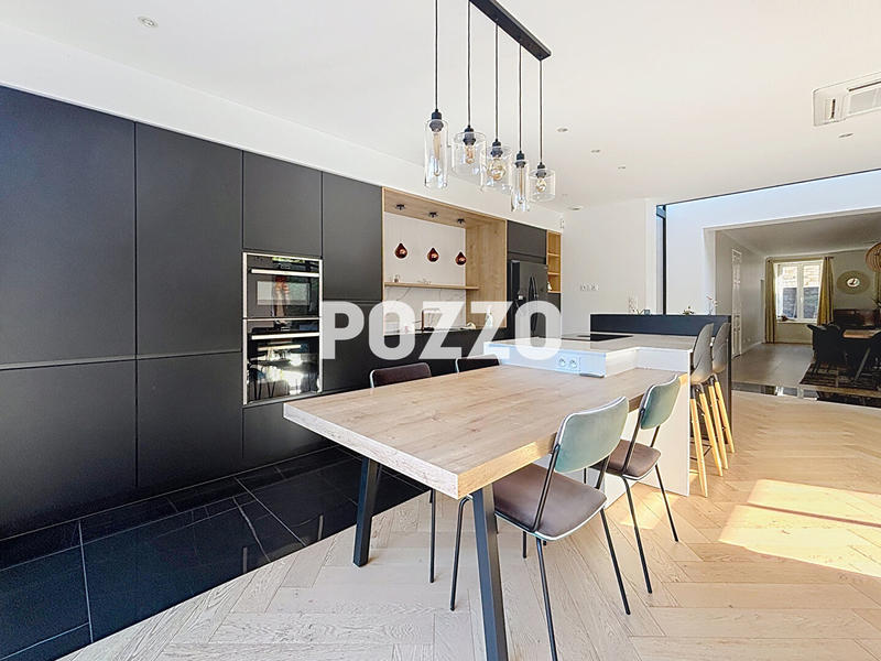 Maison - 256 m² - 10 pièces