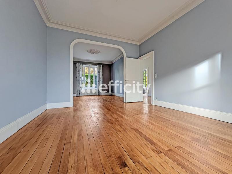 Maison - 248 m² - 9 pièces