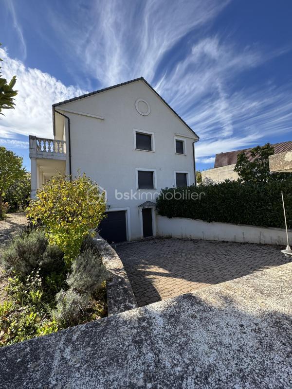 Maison - 258 m² - 10 pièces