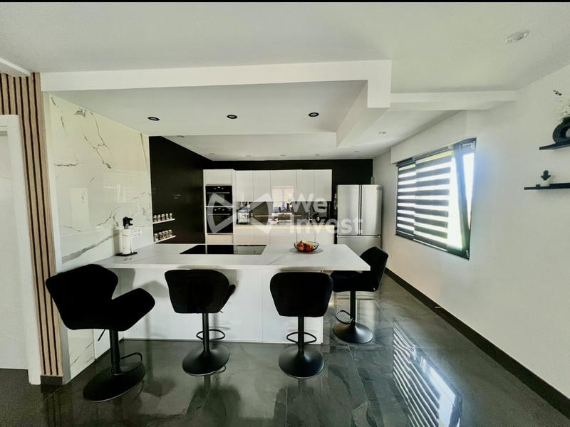 Maison - 221 m² - 7 pièces