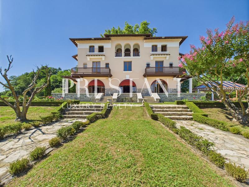 Maison - 470 m² - 15 pièces