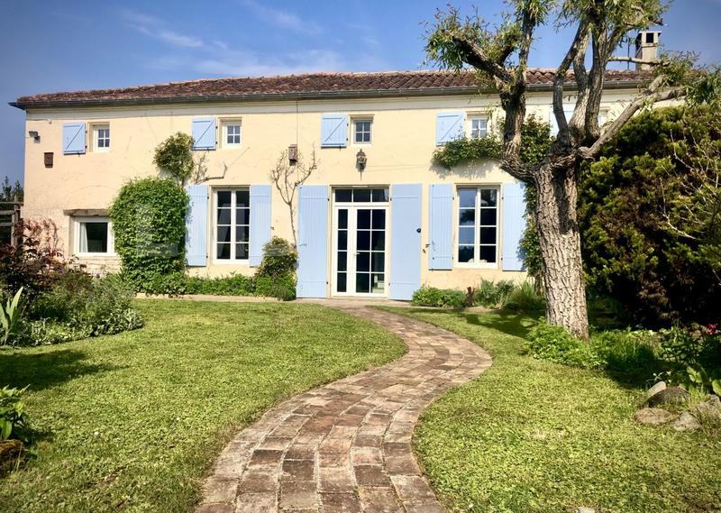 Maison charentaise - 232 m² - 8 pièces