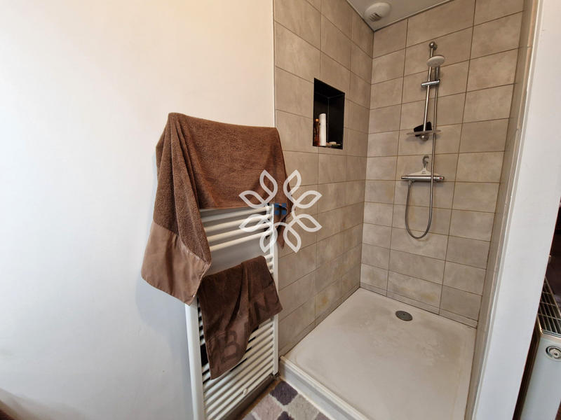 Maison - 236 m² - 9 pièces