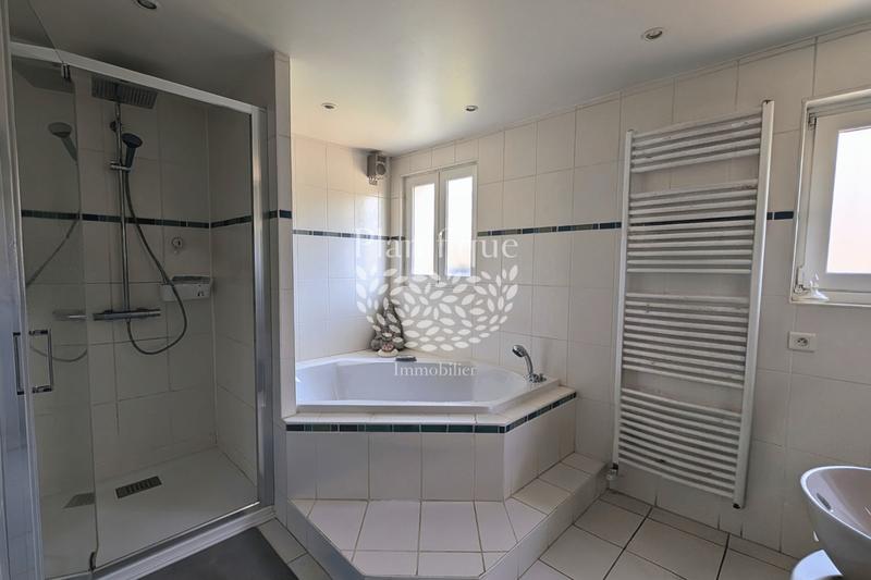 Maison - 240 m² - 5 pièces