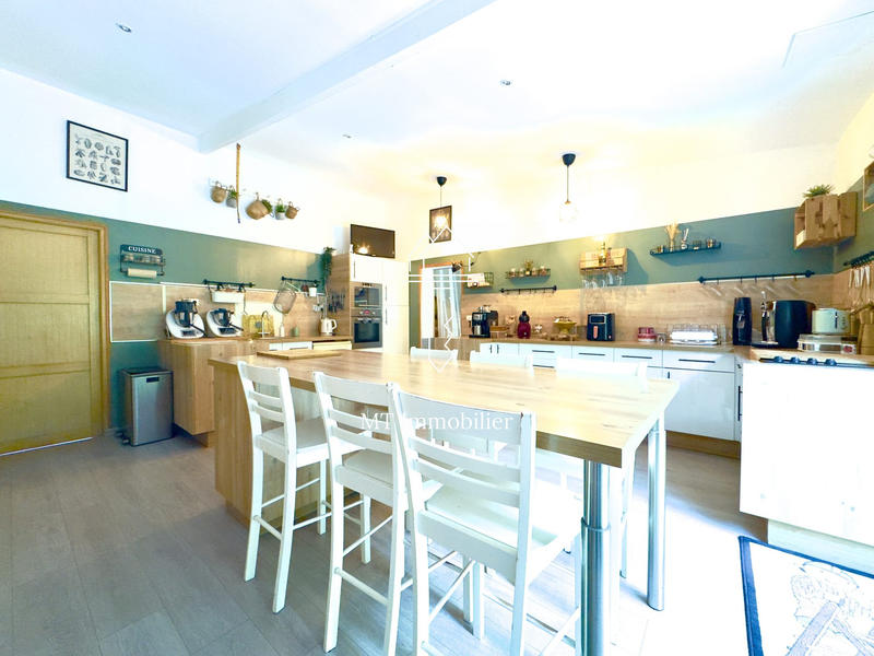 Maison - 215 m² - 9 pièces