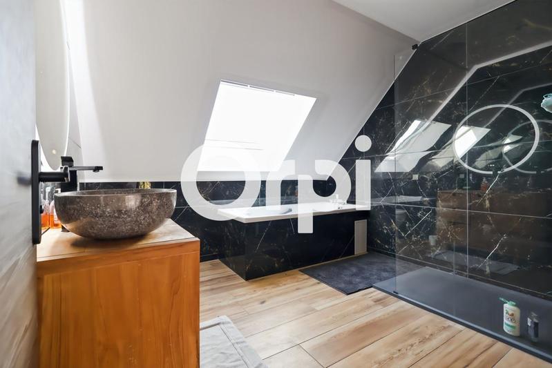 Maison - 230 m² - 6 pièces