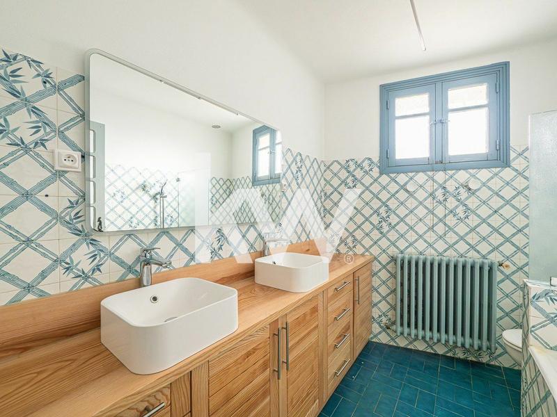 Maison - 400 m² - 12 pièces