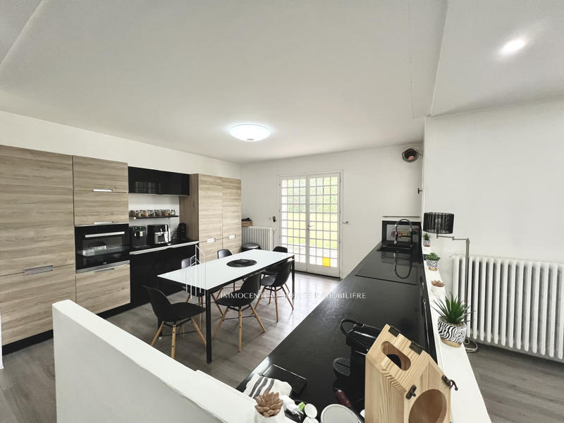 Propriété - 242 m² - 6 pièces