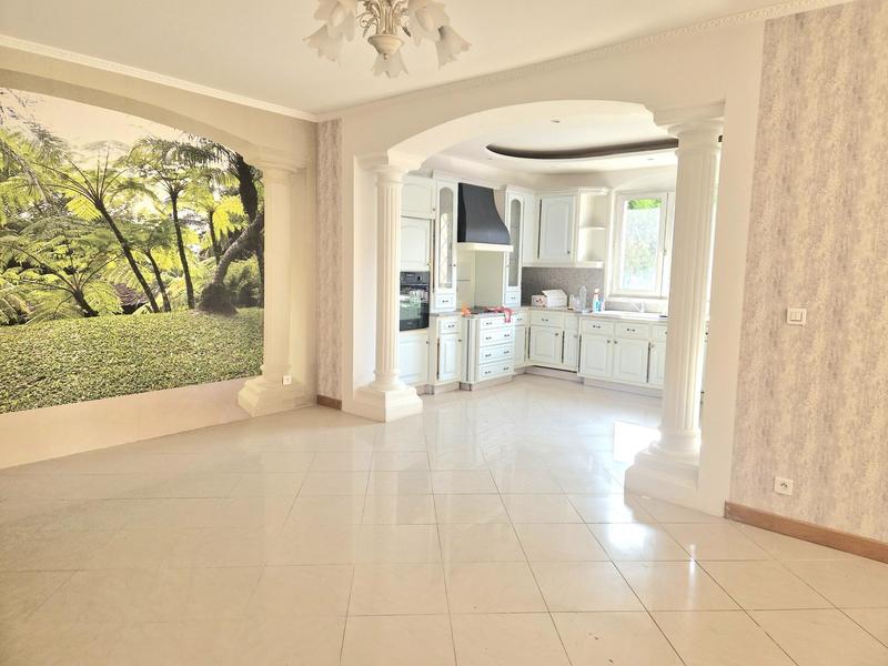 Maison - 224 m² - 7 pièces