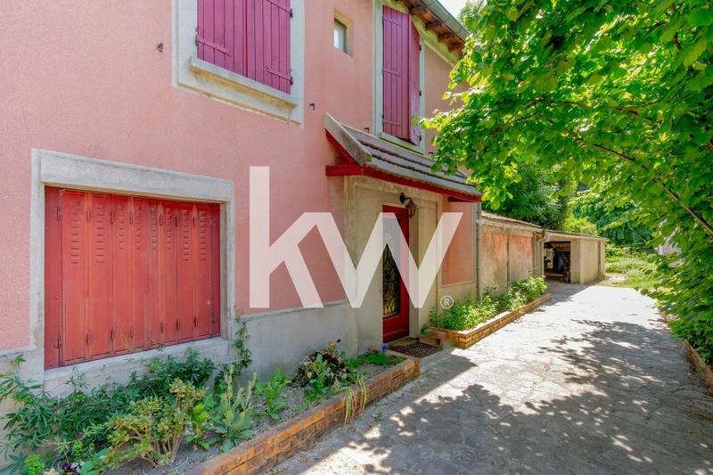 Maison - 256 m² - 9 pièces