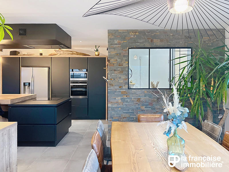 Maison - 233 m² - 8 pièces