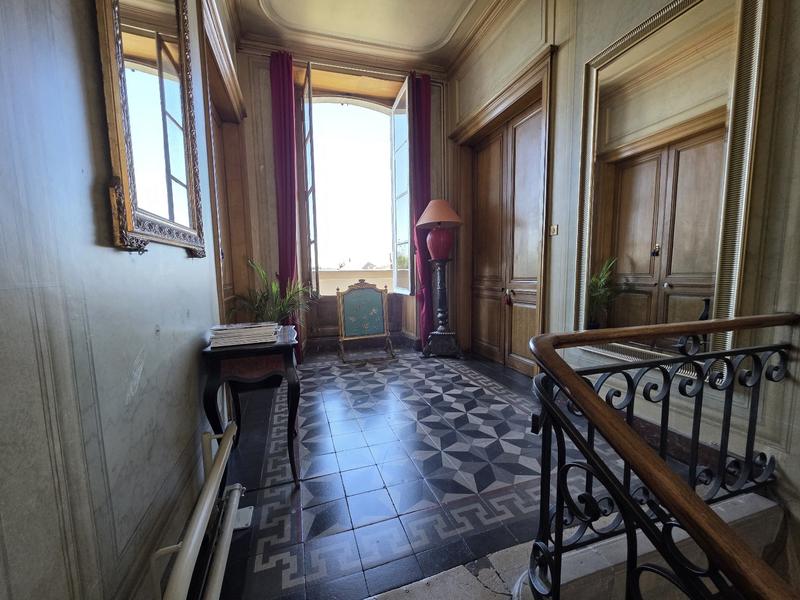 Maison - 303 m² - 7 pièces