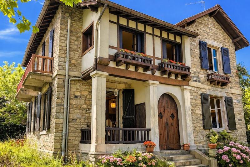 Propriété - 225 m² - 8 pièces