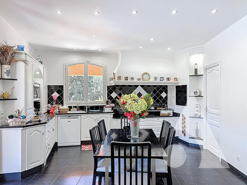 Villa - 240 m² - 6 pièces