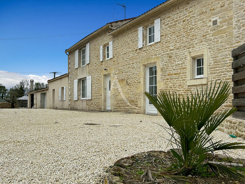 Maison - 242 m² - 5 pièces