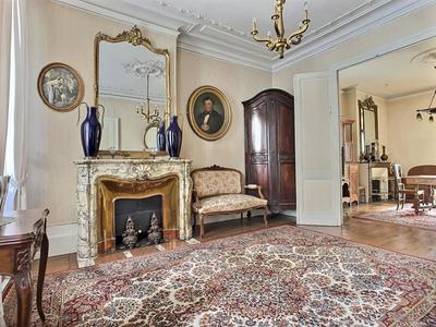 Maison - 230 m² - 9 pièces