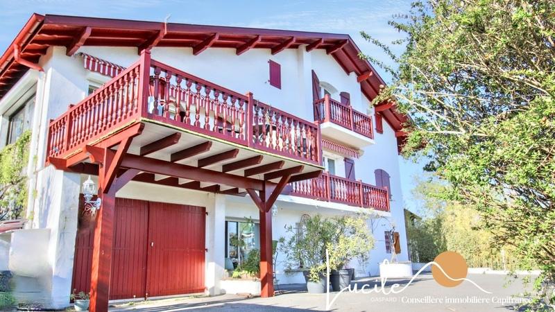 Maison - 235 m² - 9 pièces