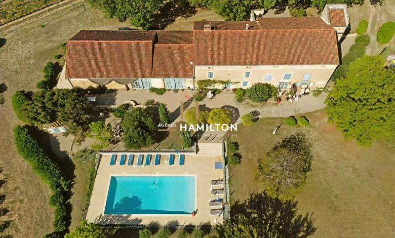 Propriété - 655 m² - 18 pièces