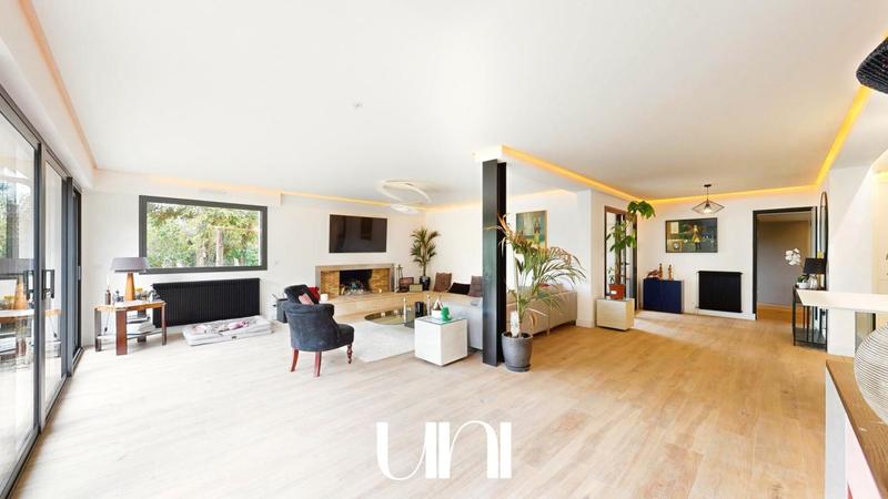 Maison - 265 m² - 8 pièces