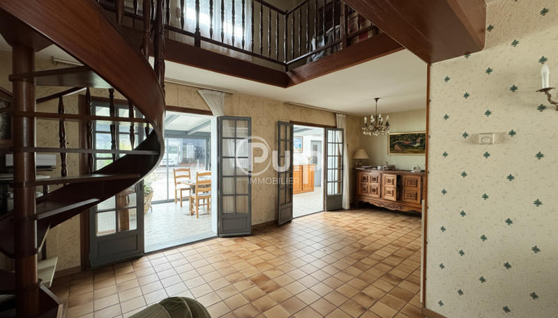 Maison - 210 m² - 7 pièces