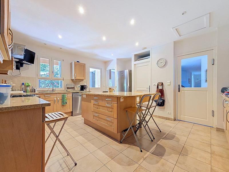 Villa - 214 m² - 6 pièces