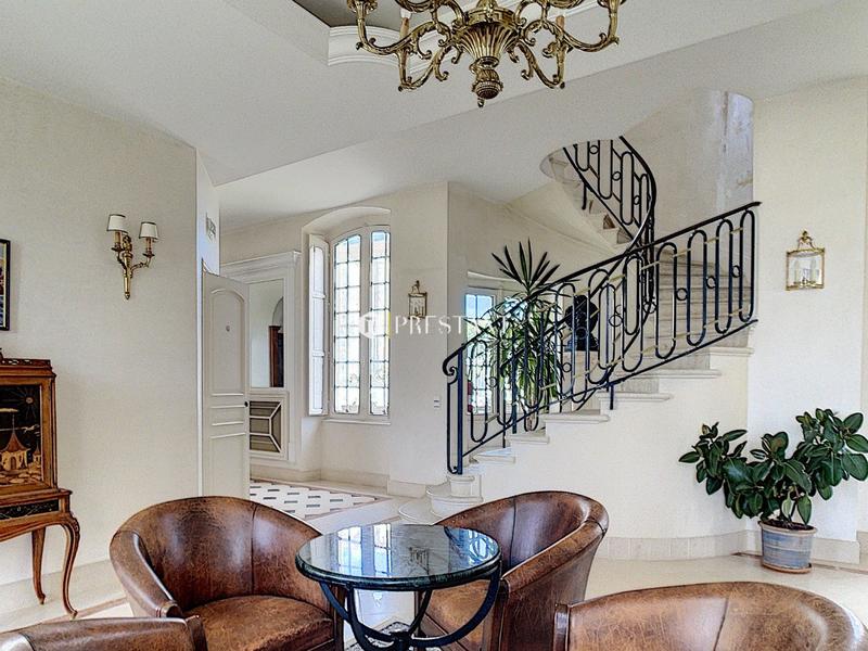 Maison - 675 m² - 11 pièces