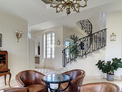 Maison - 675 m² - 11 pièces