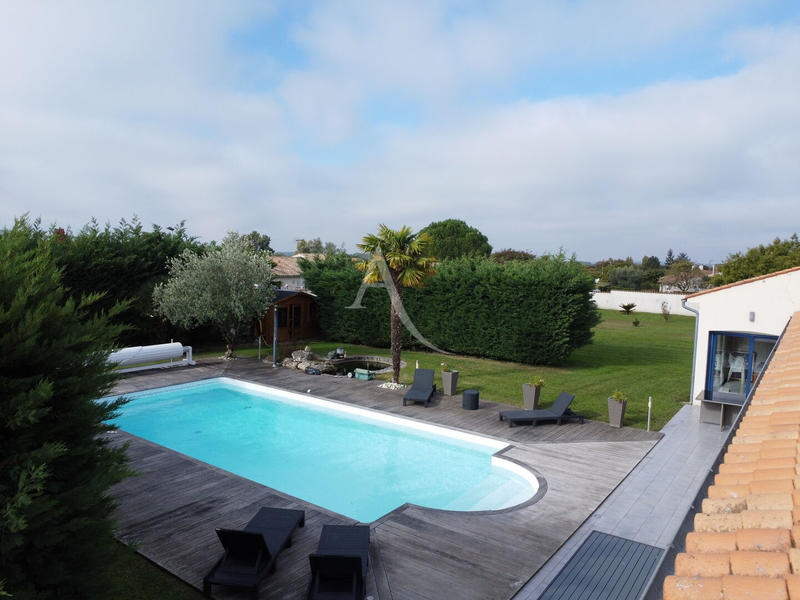 Maison - 274 m² - 9 pièces